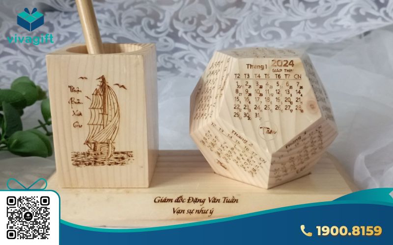 Lựa chọn lịch gỗ khắc tên để tặng quà ngày Nhà giáo Việt Nam