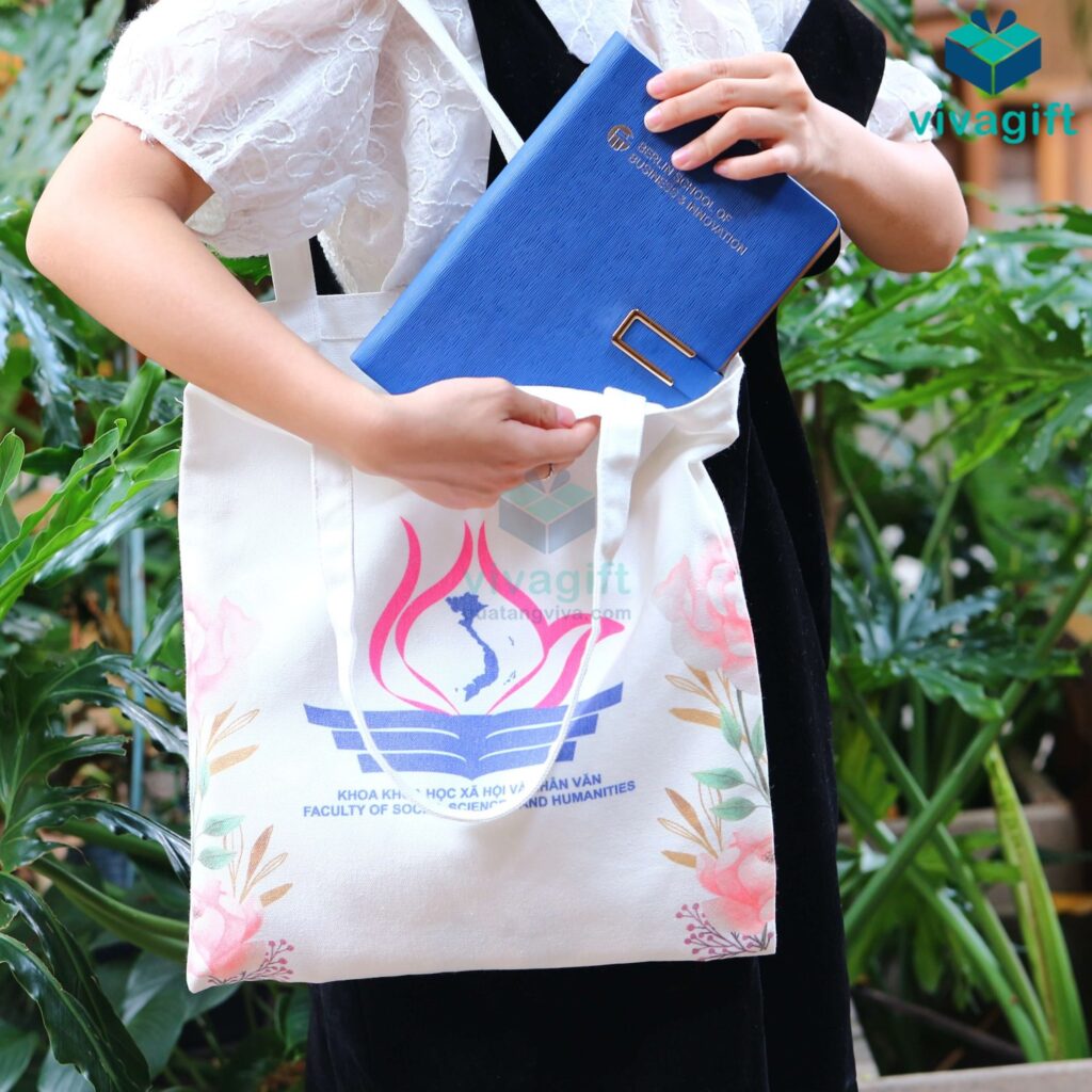 Xưởng sản xuất túi vải canvas in logo theo yêu cầu, giá rẻ từ 30.000đ/sản phẩm - quatangviva.com