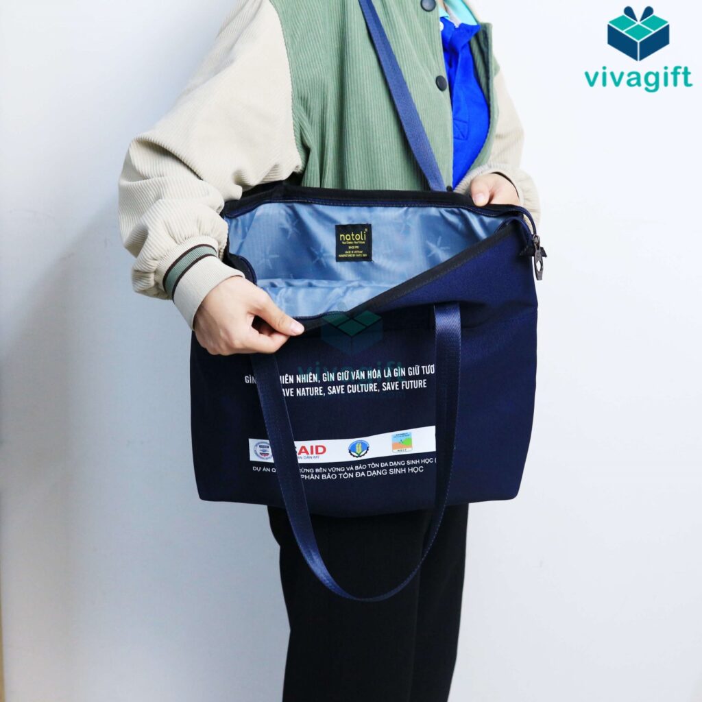Xưởng sản xuất túi vải canvas in logo theo yêu cầu, giá rẻ từ 30.000đ/sản phẩm - quatangviva.com
