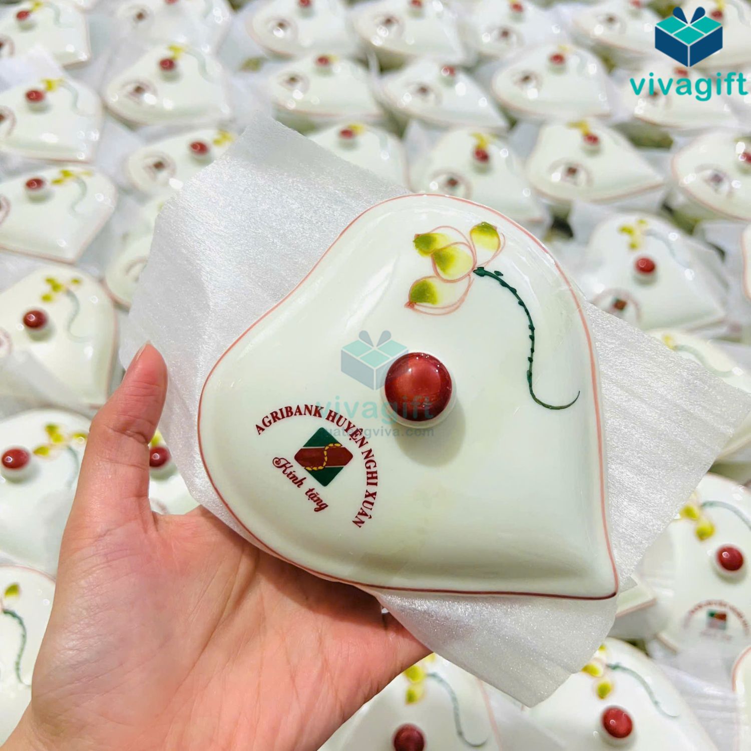 Khay đựng mứt Tết gốm sứ Bát Tràng hình trái tim men kem vẽ hoa sen xanh KMS-15 7 khay dung mut tet ve hoa sen xanh kms 15 01