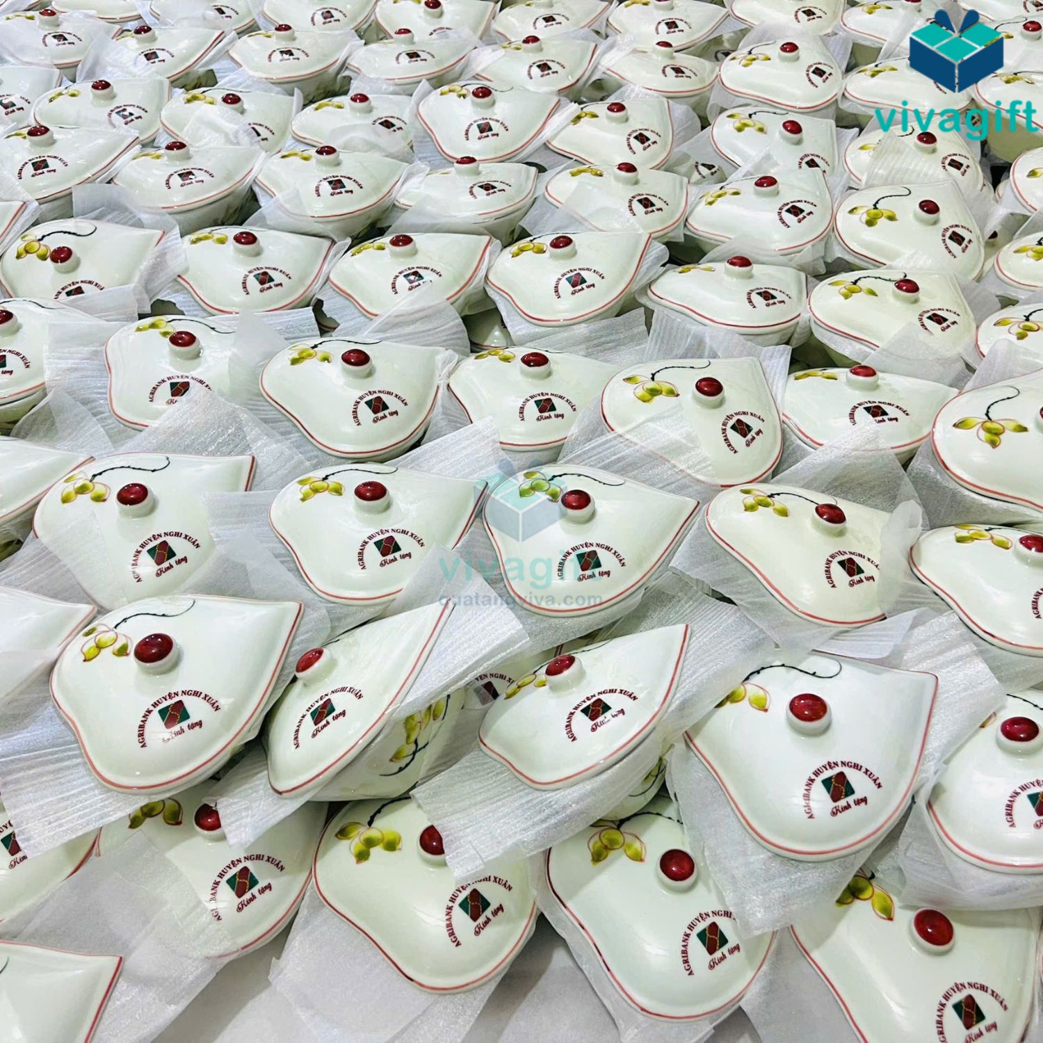 Khay đựng mứt Tết gốm sứ Bát Tràng hình trái tim men kem vẽ hoa sen xanh KMS-15 10 khay dung mut tet ve hoa sen xanh kms 15 02