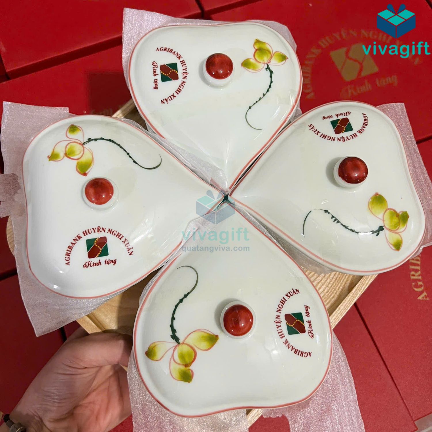 Khay đựng mứt Tết gốm sứ Bát Tràng hình trái tim men kem vẽ hoa sen xanh KMS-15 6 khay dung mut tet ve hoa sen xanh kms 15 04