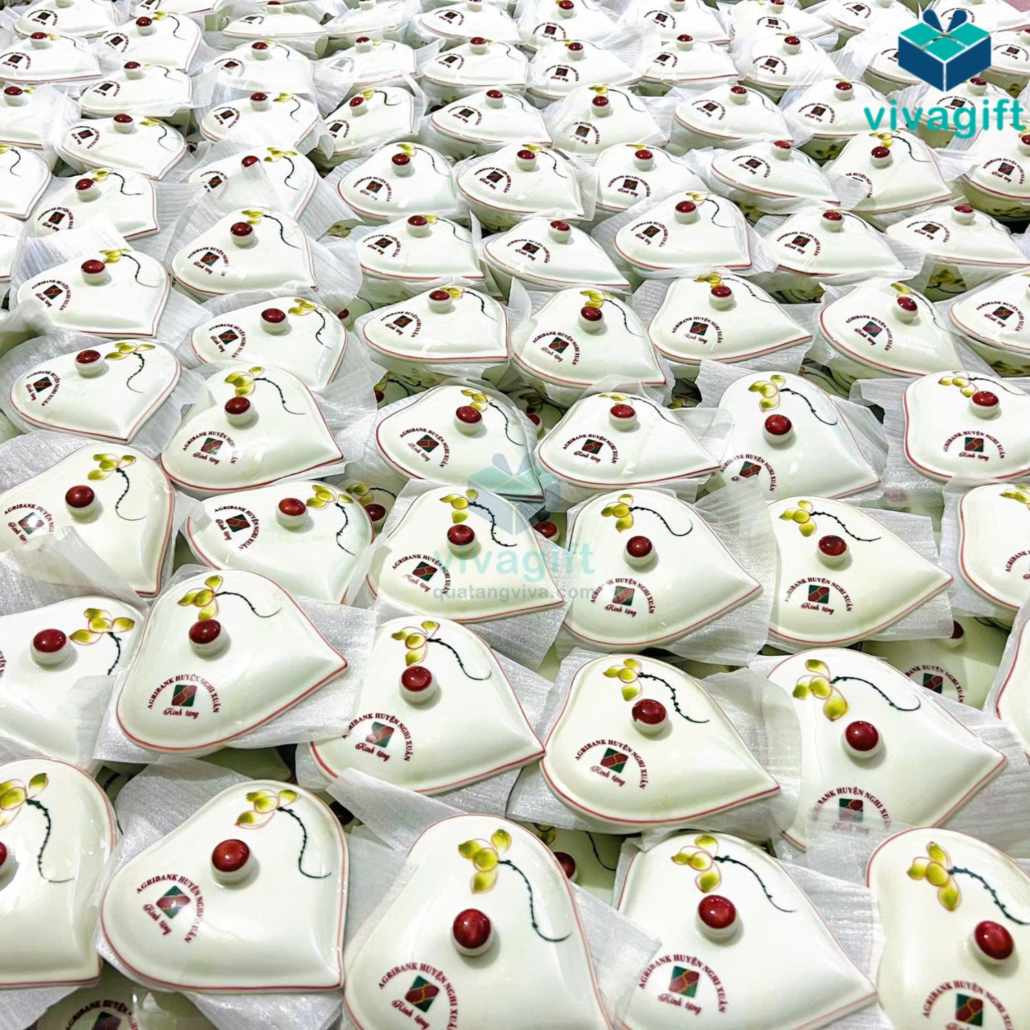 Khay đựng mứt Tết gốm sứ Bát Tràng hình trái tim men kem vẽ hoa sen xanh KMS-15 8 khay dung mut tet ve hoa sen xanh kms 15