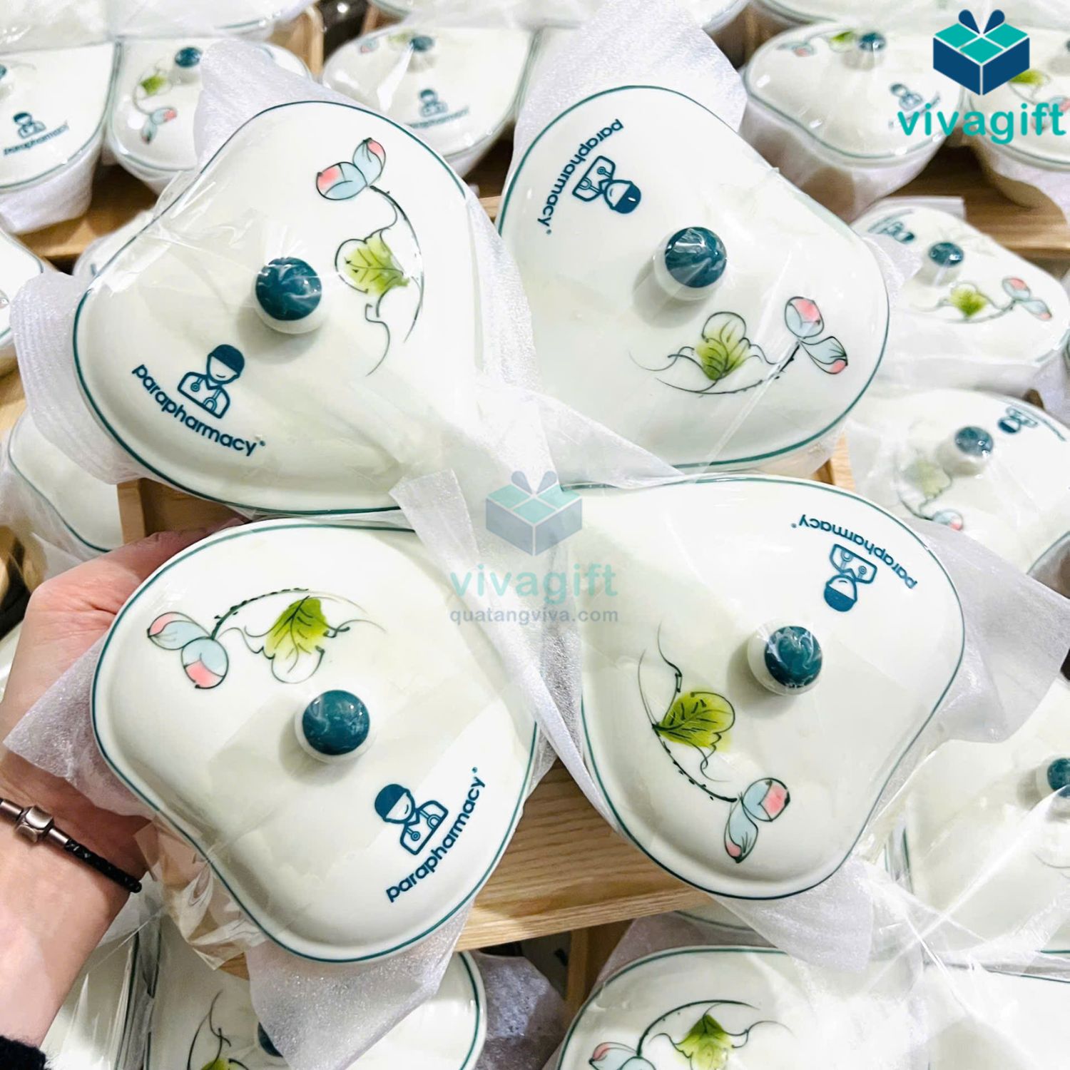 Khay mứt tết gốm sứ hình trái tim men kem vẽ hoa sen bóng KMS-11 14 khay mut tet hinh trai tim kms 11 17