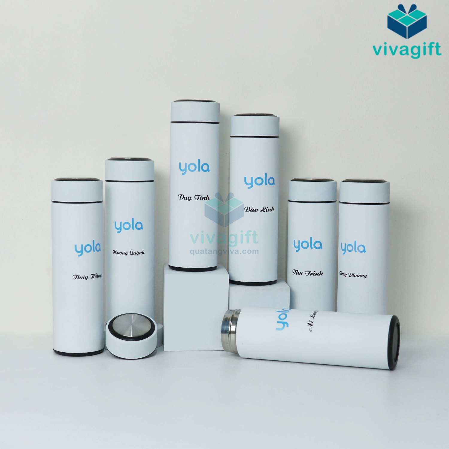 Bình Life in logo Yola và tên người nhận