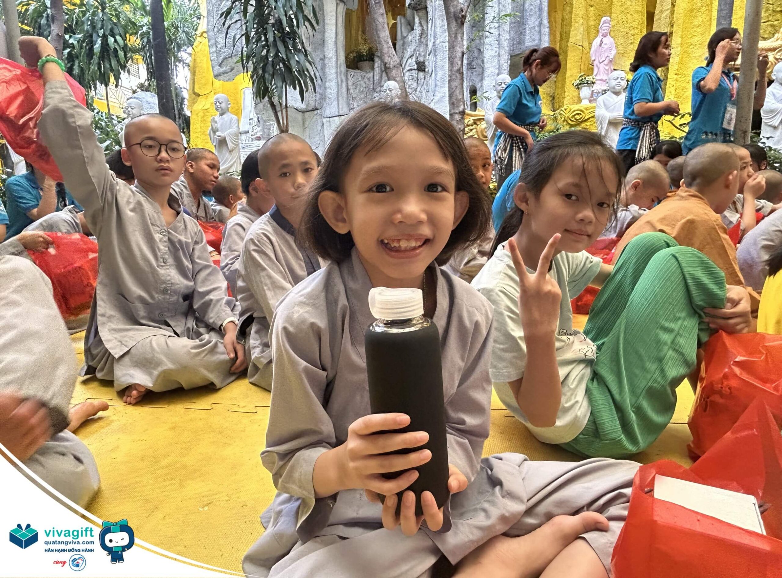 Những phần quà được trao tặng đến các em nhỏ tại Chùa Những phần quà được trao tặng đến các em nhỏ tại Chùa