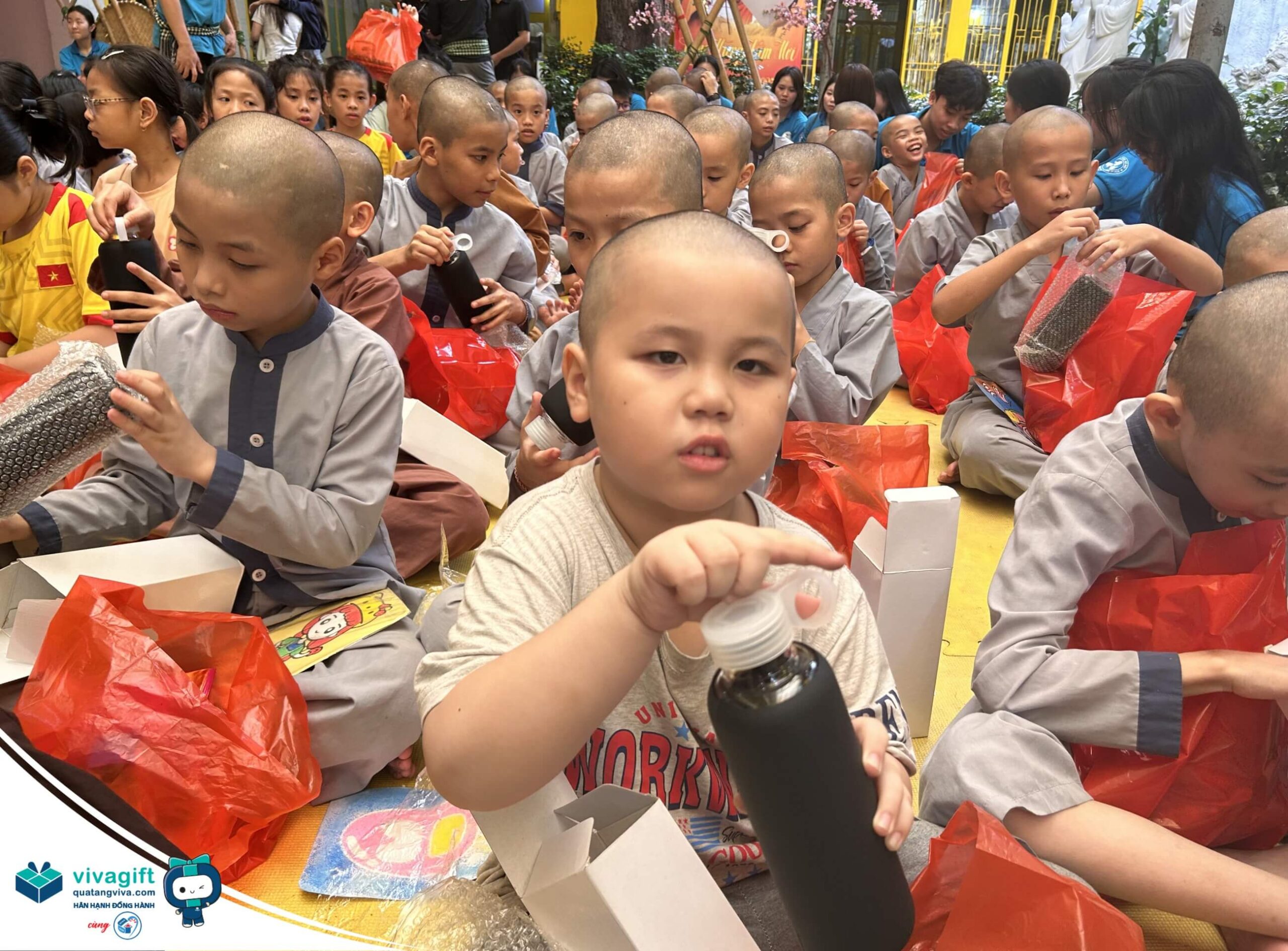 Những phần quà được trao tặng đến các em nhỏ tại Chùa Những phần quà được trao tặng đến các em nhỏ tại Chùa