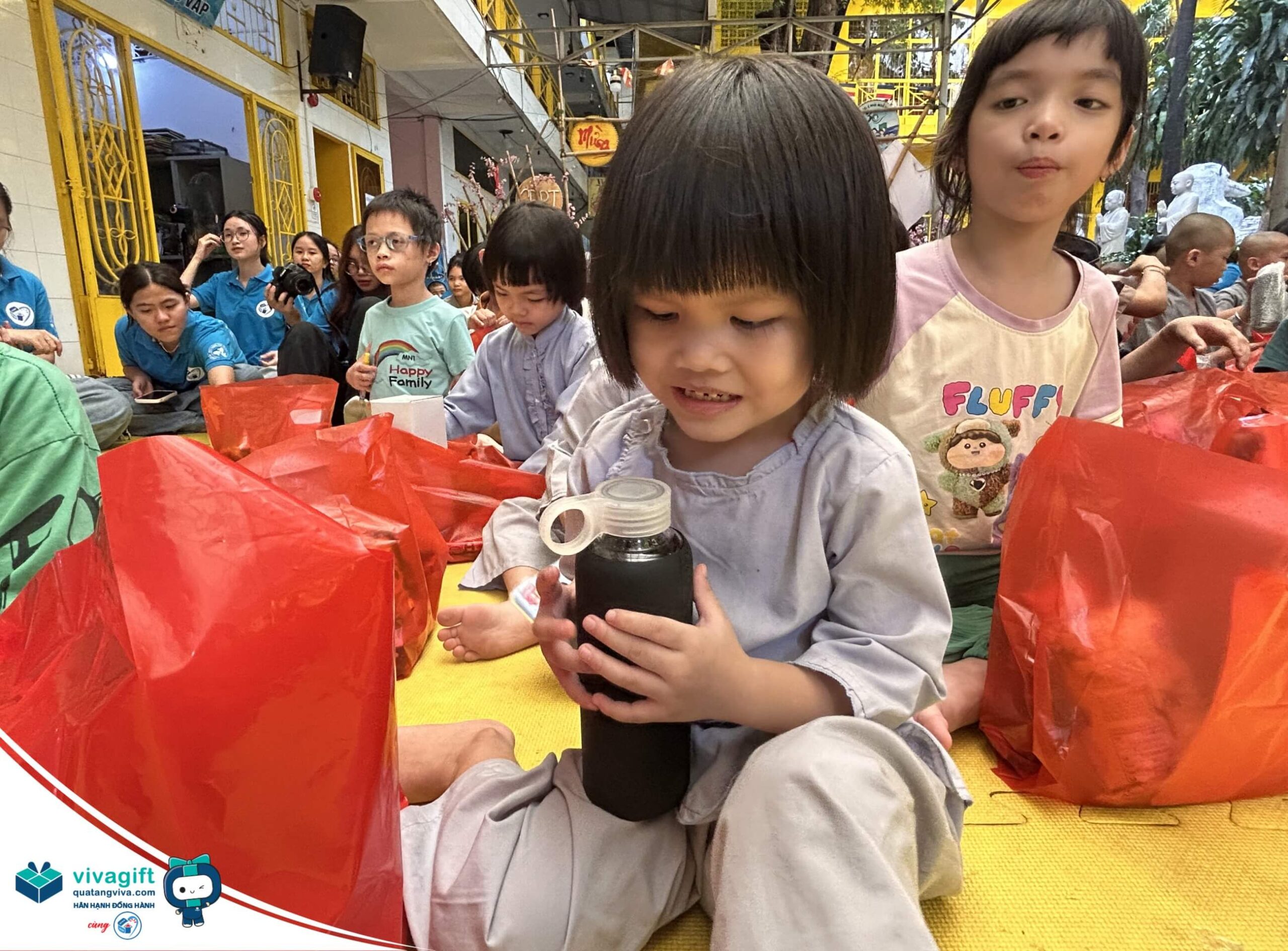 Những phần quà được trao tặng đến các em nhỏ tại Chùa Những phần quà được trao tặng đến các em nhỏ tại Chùa