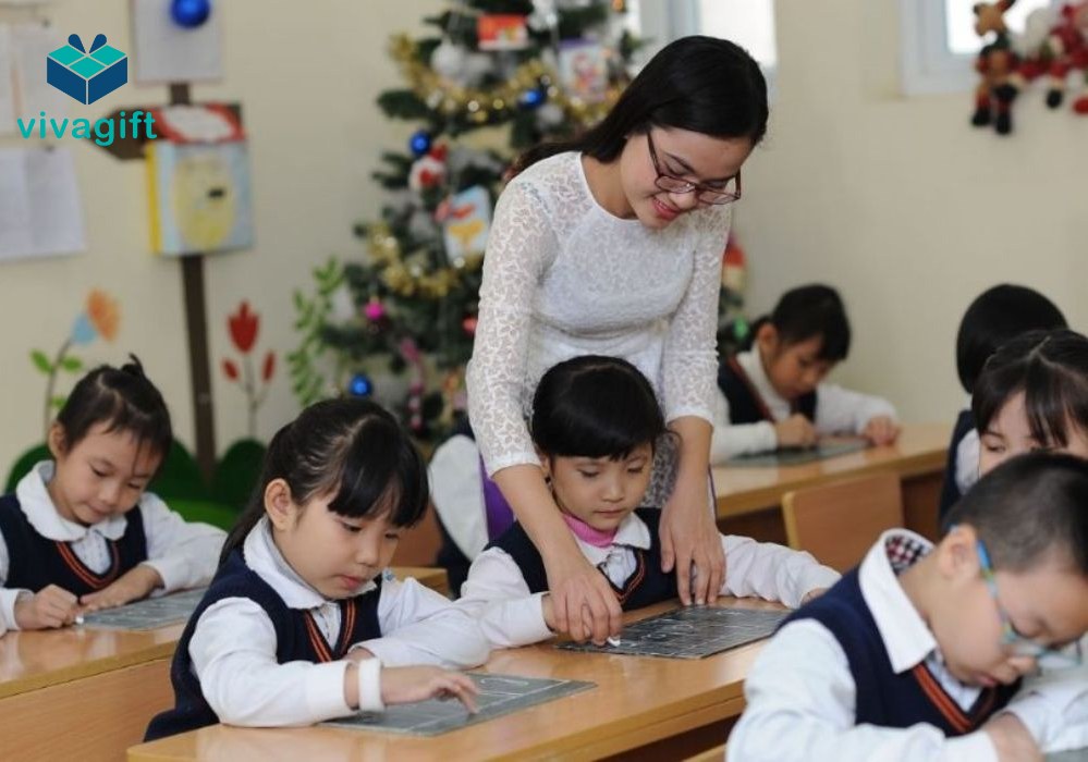 #1 Tặng quà gì cho học sinh cấp 1 thiết thực? Gợi ý 10+ quà tặng học sinh tiểu học ý nghĩa 2025