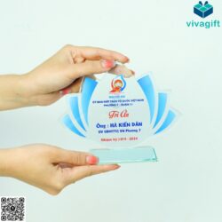 Kỷ Niệm Chương Thủy Tinh Hoa Sen Tri Ân KN-T102 – Quatangviva.com