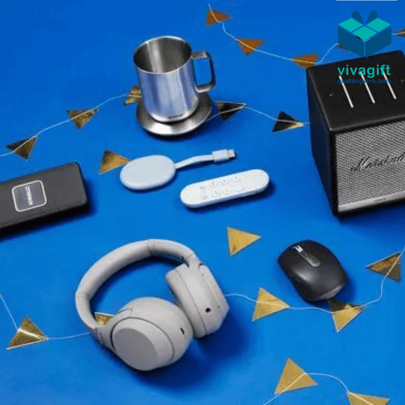 Tai nghe, sạc dự phòng, loa bluetooth,... là những món quà công nghệ hiện đại có thể tặng cho nhân viên nam vào ngày sinh nhật