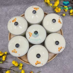 Quà Tặng Doanh Nghiệp Vivagift 98 Hũ mứt Tết gốm sứ Bát Tràng dáng tròn men kem vẽ hoa mai vàng KMS-23 - Quatangviva.com