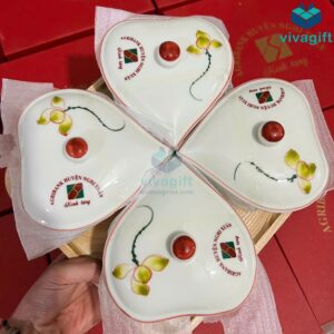 Khay đựng mứt Tết gốm sứ Bát Tràng hình trái tim men kem vẽ hoa sen xanh KMS-15