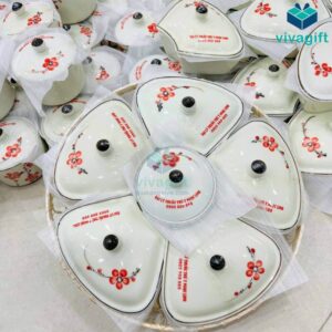 Quà Tặng Doanh Nghiệp Vivagift 100 Khay đựng mứt Tết gốm sứ Bát Tràng men kem vẽ hoa đào đỏ KMS-21 - Quatangviva.com