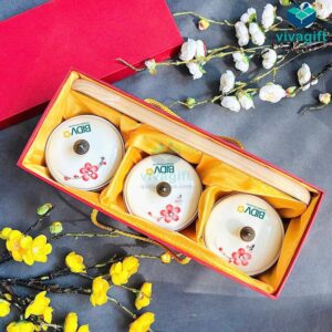 Hũ đựng mứt Tết gốm sứ Bát Tràng hình tròn men kem vẽ hoa đào đỏ KMS-07 - Quatangviva.com